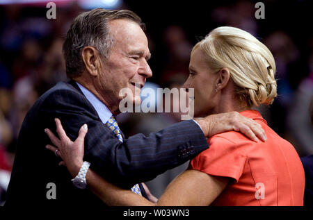 Der frühere US-Präsident George W. Bush begrüßt Cindy McCain, die Frau des republikanischen Präsidentschaftskandidaten John McCain, R-AZ, während des zweiten Tages der Republican National Convention in der Xcel Energy Center in St. Paul, Minnesota am 2. September 2008. (UPI Foto/Patrick D. McDermott) Stockfoto