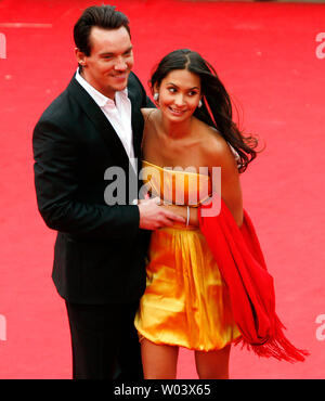 Schauspieler Jonathan Rhys Meyers und seine Freundin Reena Hammer ankommen auf dem roten Teppich am Rom Filmfestival in Rom am 20. Oktober 2007. Meyers ist in Rom mit seinem Film "August Rush". (UPI Foto/David Silpa) Stockfoto