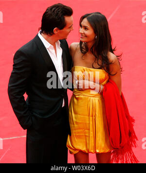 Schauspieler Jonathan Rhys Meyers und seine Freundin Reena Hammer ankommen auf dem roten Teppich am Rom Filmfestival in Rom am 20. Oktober 2007. Meyers ist in Rom mit seinem Film "August Rush". (UPI Foto/David Silpa) Stockfoto