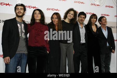 (Von L nach R) Glen Blackhall, Carmen Consoli, Maria Sole Tognazzi, Ksenija Rappoport, Pierfrancesco Favino, Monica Bellucci und Michele Alhaique kommen an einem Fotoshooting für den Film "Der Mann, der liebt' während der Rom International Film Festival in Rom am 23. Oktober 2008. (UPI Foto/David Silpa) Stockfoto