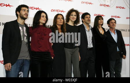 (Von L nach R) Glen Blackhall, Carmen Consoli, Maria Sole Tognazzi, Ksenija Rappoport, Pierfrancesco Favino, Monica Bellucci und Michele Alhaique kommen an einem Fotoshooting für den Film "Der Mann, der liebt' während der Rom International Film Festival in Rom am 23. Oktober 2008. (UPI Foto/David Silpa) Stockfoto