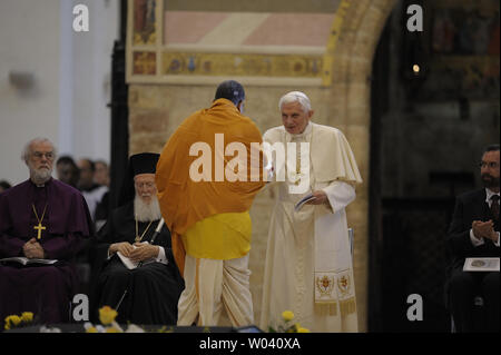 Papst Benedikt XVI. grüßt die religiösen Führer bei der Eröffnung der interreligiöse Gespräche mit dem Erzbischof von Canterbury, Rowan Douglas Williams, der Erzbischof von Konstantinopel bartelomeo I, der Vertreter für Israel Rabbi, Rabbiner David Rosen, Präsident und Gründer der Ifa Erbe Institut Professor Wande Abimbola und der Vertreter für den Hinduismus religion Acharya Shri Shrivasta Goswani am 27. Oktober 2011 in der Basilika von Santa Maria Angeli (St. Maria von den Engeln) in Assisi, Italien besucht. Papst Benedikt XVI. wird den 25 interreligiöse Gespräche führen, einen "Weg der Reflexion, Dialo Stockfoto