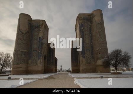 Islamische Moscheen (Dorut Tilovat) und Denkmäler zu Amir Temur (ak-saray) in Shakhrisabz, Usbekistan in den verschneiten Winter. Stockfoto