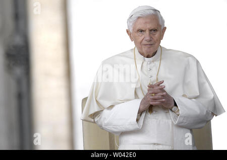 Papst Benedikt XVI. betet während seiner Generalaudienz auf dem Petersplatz im Vatikan, Mittwoch, 3. Oktober 2012. Der Versuch des Papstes butler Paolo Gabriele für das Diebstahl Vatikan Briefe weiter. UPI/Stefano Spaziani Stockfoto