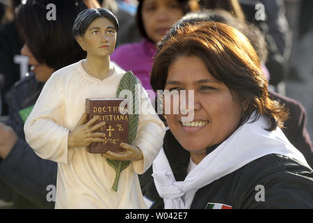 Ein treuer hält eine Statue von Pedro Calungsod auf dem Petersplatz im Vatikan am 21. Oktober 2012. Papst Benedikt XVI. mit sieben neuen Heiligen, die heute, Kateri Tekakwitha der USA, Jacques Berthieu von Frankreich, Maria Anna Cope von Deutschland, Pedro Calungsod aus den Philippinen, Maria Schaffer von Deutschland, Giovanni Battista Piamarta von Italien, Maria del Carmen Spaniens, in dem Petersplatz im Vatikan. UPI/Stefano Spaziani Stockfoto