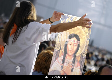 Hält eine Frau ein Gemälde darstellen. Kateri Tekakwitha auf dem Petersplatz im Vatikan am 21. Oktober 2012. Papst Benedikt XVI. mit sieben neuen Heiligen, die heute, Kateri Tekakwitha der USA, Jacques Berthieu von Frankreich, Maria Anna Cope von Deutschland, Pedro Calungsod aus den Philippinen, Maria Schaffer von Deutschland, Giovanni Battista Piamarta von Italien, Maria del Carmen Spaniens, in dem Petersplatz im Vatikan. UPI/Stefano Spaziani Stockfoto