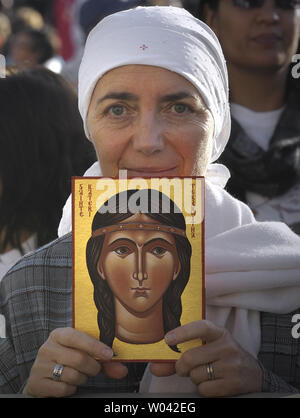 Hält eine Frau ein Gemälde darstellen. Kateri Tekakwitha auf dem Petersplatz im Vatikan am 21. Oktober 2012. Papst Benedikt XVI. mit sieben neuen Heiligen, die heute, Kateri Tekakwitha der USA, Jacques Berthieu von Frankreich, Maria Anna Cope von Deutschland, Pedro Calungsod aus den Philippinen, Maria Schaffer von Deutschland, Giovanni Battista Piamarta von Italien, Maria del Carmen Spaniens, in dem Petersplatz im Vatikan. UPI/Stefano Spaziani Stockfoto