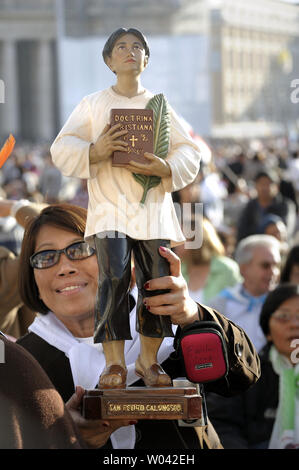 Eine Frau hält eine Statue von Pedro Calungsod auf dem Petersplatz im Vatikan am 21. Oktober 2012. Papst Benedikt XVI. mit sieben neuen Heiligen, die heute, Kateri Tekakwitha der USA, Jacques Berthieu von Frankreich, Maria Anna Cope von Deutschland, Pedro Calungsod aus den Philippinen, Maria Schaffer von Deutschland, Giovanni Battista Piamarta von Italien, Maria del Carmen Spaniens, in dem Petersplatz im Vatikan. UPI/Stefano Spaziani Stockfoto