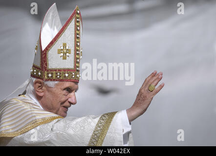 Papst Benedikt XVI. steht eine Benennung von sieben neuen Heiligen, Kateri Tekakwitha der USA, Jacques Berthieu von Frankreich, Maria Anna Cope von Deutschland, Pedro Calungsod aus den Philippinen, Maria Schaffer von Deutschland, Giovanni Battista Piamarta von Italien, Maria del Carmen Spaniens, in dem Petersplatz im Vatikan am 21. Oktober 2012. UPI/Stefano Spaziani Stockfoto