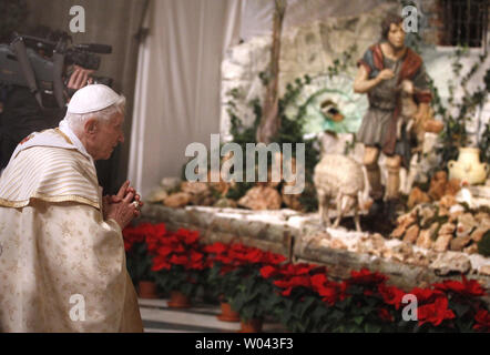 Papst Benedikt XVI. betet an der Krippe nach feiert Heiligabend Gottesdienst in der Basilika von St. Peter im Vatikan am 24. Dezember 2012. UPI/Stefano Spazani Stockfoto