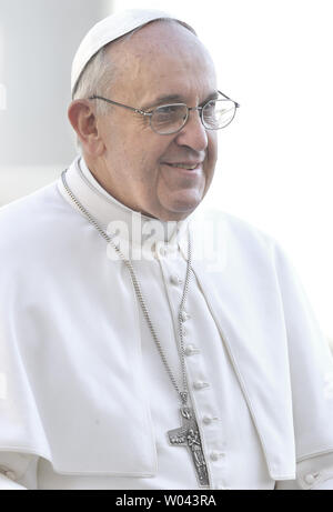 Papst Franziskus wird bei seiner Amtseinführung auf dem Petersplatz am 19. März 2013 im Vatikan gezeigt. Lateinamerika Der erste Papst wurde durch den Führer der Welt für seine Einweihung Masse verbunden. UPI/Stefano Spaziani Stockfoto