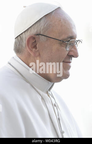 Papst Franziskus wird bei seiner Amtseinführung auf dem Petersplatz am 19. März 2013 im Vatikan gezeigt. Lateinamerika Der erste Papst wurde durch den Führer der Welt für seine Einweihung Masse verbunden. UPI/Stefano Spaziani Stockfoto