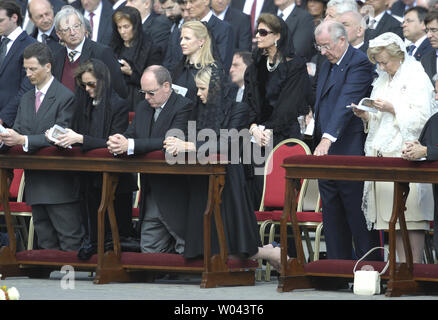 Henri, Großherzog von Luxemburg und Großherzogin Maria Teresa (L) Fürst Albert II. von Monaco, Prinzessin von Monaco Charlene (C) König Albert II von Belgien und Königin Paola von Belgien (R) als Papst Franziskus seiner Amtseinführung Gottesdienst im Vatikan am 19. März 2013 in der Vatikanstadt feiert. Eine Menge von einer Million Menschen auf dem Petersplatz und die umliegenden Straßen für die Masse. Lateinamerika Der erste Papst wurde durch den Führer der Welt verbunden und führt jetzt und geschätzte 1,3 Milliarden Katholiken. UPI/Stefano Spaziani Stockfoto