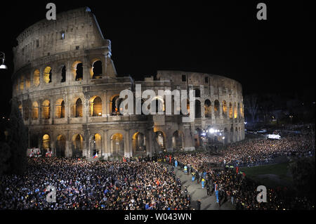 Papst Franziskus leitet die Via Crucis (Kreuzweg) Fackelzug am Karfreitag vor dem Kolosseum in Rom am 29. März 2013. UPI/Stefano Spaziani Stockfoto