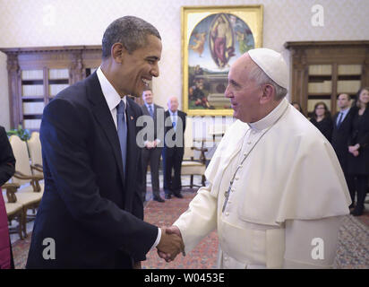 Us-Präsident Barack Obama schüttelt Hände mit Papst Franziskus an einem privaten Publikum in seine private Bibliothek im Vatikan am 27. März 2014. In der knapp einstündigen Sitzung, Obama drückte seine Bewunderung für den Papst und lud ihn in das Weiße Haus. UPI/Stefano Spaziani Stockfoto