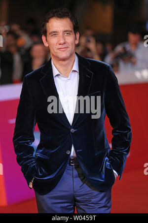 Clive Owen kommt auf dem roten Teppich für die "Knick" an der 9. jährlichen Rom International Film Festival in Rom am 17. Oktober 2014. UPI/David Silpa Stockfoto