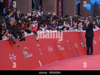 Paolo Sorrentino kommt auf dem roten Teppich während des 10. jährlichen Rom International Film Festival in Rom am 18. Oktober 2015. Foto von David Silpa/UPI Stockfoto