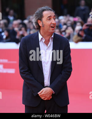 Paolo Sorrentino kommt auf dem roten Teppich während des 10. jährlichen Rom International Film Festival in Rom am 18. Oktober 2015. Foto von David Silpa/UPI Stockfoto