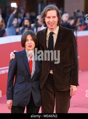 Donna Tartt (L) und Wes Anderson ankommen auf dem roten Teppich während des 10. jährlichen Rom International Film Festival in Rom am 19. Oktober 2015. Foto von David Silpa/UPI Stockfoto