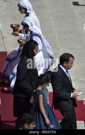 Brasilianische Maschinenbauer Marcilio Andrino und seine Frau Fernanda Nascimento Rocha Urlaub nach der Begrüßung Papst Franziskus während der Heiligen Messe und der Heiligsprechung von Mutter Teresa von Kalkutta, auf dem Petersplatz im Vatikan am 4. September 2016. Mutter Teresa, die ihr Leben den Armen helfen in Indien gewidmet, war ein Heiliger durch Papst Franziskus erklärt. Foto von Stefano Spaziani/UPI Stockfoto