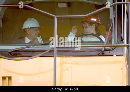 Oil Sands heavy hauler Treiber 29-jährige Tracy Gladue (Red Hat) mit Prinz Philip in der Kabine erklärt die Funktion des Fahrzeugs in einem gesicherten Bereich in der Nähe von Suncor Energy Inc. Steepbank Mine Komplex, in der Nähe von Fort Mcmurray, 24. Mai 2005. (UPI Foto/Heinz Ruckemann) Stockfoto