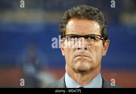 England Manager Fabio Capello beobachten Sie die Gruppe B Gleiches an der Royal Bafokeng Stadium in Rustenburg, Südafrika am 12. Juni 2010. UPI/Chris Brunskill Stockfoto