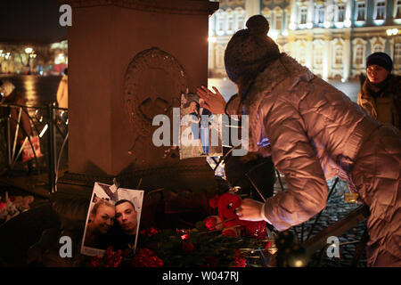 Menschen Kerzen an und legen Sie Fotos während einem Tag der nationalen Trauer für die Opfer des Flugzeugabsturzes bei Dvortsovaya Square in St. Petersburg, Russland, am 1. November 2015. Die russische Maschine flog nach St. Petersburg mit 224 Passagieren vor allem russische Touristen die Rückkehr aus dem Urlaub in der beliebten am Roten Meer, Ägypten Sinai Halbinsel abgestürzt, töten alle an Bord, als die Rettungskräfte die Suche nach vermissten Opfer verbreitert. Foto von Gontar Nikolai/UPI Stockfoto