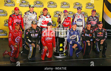 Verfolgungtreibern Tony Stewart, Carl Edwards, Greg Biffle, Mark Martin, Jimmie Johnson, Jeff Gordon, (Ft) Juan Pablo Montoya, Ryan Newman, Kasey Kahne, Kurt Busch, Denny Hamlin, und Brian Vickers posieren für ein Gruppenfoto am Richmond International Speedway in Richmond, Virginia, Sept. 12, 2009. UPI/Bryan D DeBlaker Stockfoto