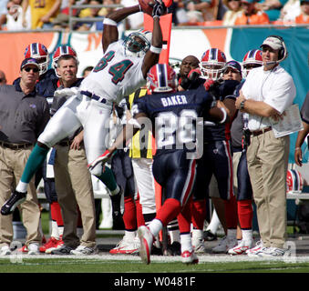 Buffalo Bills Head Coach Mike Mularkey (R) erhält eine Nahaufnahme, wie Miami Dolphins Wide Receiver Chris Chambers (84) ist ein Nebenerwerb fangen im ersten Quartal Aktion Dezember 5, 2004, Pro Player Stadium in Miami, FL. Die Buffalo Bills schlugen die Miami Dolphins 42-32. (UPI Foto/Robert Stolpe) Stockfoto
