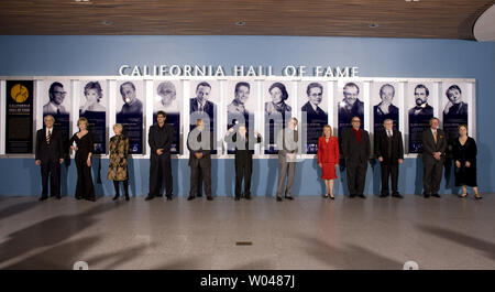 Die Kalifornien Hall of Fame 2008 eingezogenen posieren für ein Foto bei einer Zeremonie von reg. Arnold Schwarzenegger und First Lady Maria Shriver in Sacramento, Kalifornien am 15. Dezember 2008. Von links nach rechts Dave Brubeck; Jane Fonda; Audrey Geisel, Witwe von Theodor Geisel (für Theodor Geisel); Steven Graham, Sohn von Robert Graham (für Robert Graham), Quincy Jones; Jack LaLanne; Daniel Dixon, ältester Sohn von Dorothea Lange (für Dorothea Lange); Ellen Nord, große Nichte von Julia Morgan (für Julia Morgan); Jack Nicholson; Dr. Linus Pauling, jr., der älteste Sohn von Linus Pauling (Linus Pauling); Tom S Stockfoto