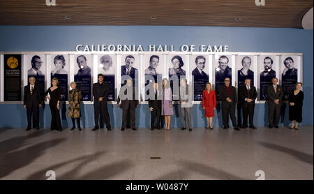 Die Kalifornien Hall of Fame 2008 eingezogenen posieren für ein Foto bei einer Zeremonie von reg. Arnold Schwarzenegger und First Lady Maria Shriver in Sacramento, Kalifornien am 15. Dezember 2008. Von links nach rechts Dave Brubeck; Jane Fonda; Audrey Geisel, Witwe von Theodor Geisel (für Theodor Geisel); Steven Graham, Sohn von Robert Graham (für Robert Graham), Quincy Jones; Jack LaLanne; Daniel Dixon, ältester Sohn von Dorothea Lange (für Dorothea Lange); Ellen Nord, große Nichte von Julia Morgan (für Julia Morgan); Jack Nicholson; Dr. Linus Pauling, jr., der älteste Sohn von Linus Pauling (Linus Pauling); Tom S Stockfoto