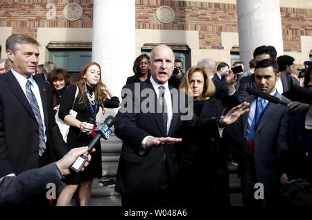 Der kalifornische Gouverneur Jerry Brown spricht zu den Medien, nachdem er in der 39. als Gouverneur von Kalifornien am Memorial Auditorium geschworen, in Sacramento, Kalifornien, March 03, 2011. UPI/Ken James Stockfoto