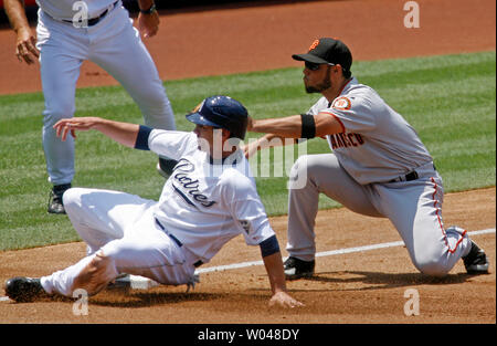 San Diego Padres runner Rob Mackowiak Folien sicher hinter San Francisco Giants dritter Basisspieler Pedro Feliz im zweiten Inning am Petco Park in San Diego am 5. August 2007. Mackowiak erweiterte an Dritte aus der ersten auf Mannschaftskameraden Marcus Giles rbi. (UPI Foto/Gary C. Caskey) Stockfoto