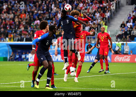 Samuel Umtiti von Frankreich leitet die öffnung Ziel während der 2018 FIFA World Cup Halbfinale im Saint Petersburg Stadion in Sankt Petersburg, Russland am 10. Juli 2018. Frankreich schlug Belgien 1-0 für die Endrunde zu qualifizieren. Foto von Chris Brunskill/UPI Stockfoto