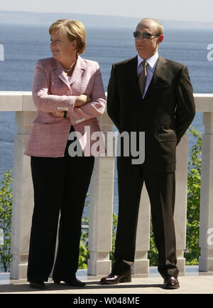 Bundeskanzlerin Angela Merkel (L) und der russische Präsident Wladimir Putin einen Russland-EU-Gipfel Volszhsky Utyos Resort in der Nähe von Samara, 900 km (550 Meilen) südöstlich von Moskau, am 18. Mai 2007 teilnehmen. (UPI Foto/Anatoli Zhdanov) Stockfoto