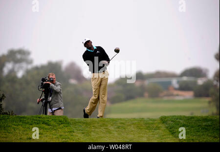 Vijay Singh (L), von Fidschi, Uhren sein Antrieb aus der 5 T-Stück während einer Praxis, die vor der 2008 US Open in Torrey Pines Golf Course in San Diego am 9. Juni 2008. (UPI Foto/Kevin Dietsch) Stockfoto