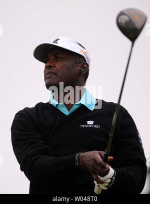 Vijay Singh, von Fidschi, Uhren sein Tauchen aus der 6 T-Stück während einer Praxis, die vor der 2008 US Open in Torrey Pines Golf Course in San Diego am 9. Juni 2008. (UPI Foto/Kevin Dietsch) Stockfoto