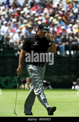 Phil Mickelson erkennt die Menge, als die Wanderungen aus dem 13. Grün während der ersten Runde der US Open in Torrey Pines Golf Course in San Diego am 12. Juni 2008. (UPI Foto/Kevin Dietsch) Stockfoto