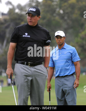 Tiger Woods (R) und Phil Mickelson Line up Ihre Schüsse im 1. grün während der ersten Runde der US Open in Torrey Pines Golf Course in San Diego am 12. Juni 2008. (UPI Foto/Kevin Dietsch) Stockfoto