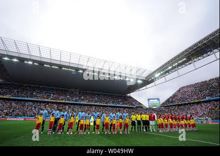 Die zwei Mannschaften für die nationalhymnen vor der 2014 FIFA World Cup Gruppe D Match in der Arena Corinthians Sao Paulo, Brasilien, die am 19. Juni 2014. UPI/Chris Brunskill Stockfoto