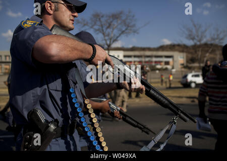 South African Police zerstreuen Demonstranten vor Johannesburg Universität in Soweto, bevor US-Präsident Barak Obamas Treffen mit Studenten am Juni 29, 2013, Johannesburg, Südafrika. UPI/Charlie Schuster Stockfoto