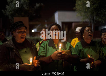 Der ANC-Frauenliga singt Lieder und Gebete für den ehemaligen südafrikanischen Präsidenten Nelson Mandela außerhalb der Mandela Haus, ehemaliges Nelson Mandela's Home, nachdem er von Robben Island veröffentlicht wurde, in Soweto, Südafrika, 29. Juni 2013. Der ehemalige südafrikanische Präsident hat für 22 Tage jetzt ins Krankenhaus eingeliefert worden und befindet sich noch in einem kritischen Zustand. UPI/Charlie Schuster Stockfoto