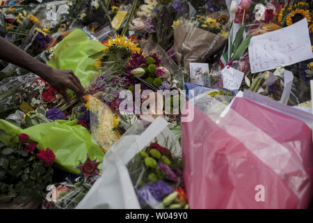 Große Menschenmassen kam heraus zu ehemaligen Nelson Mandela's Home in der Johannesburger Vorort von Houghton ihren Respekt zu bekunden und sein Leben, Südafrika feiern, 7. Dezember 2013. Mandela, der ehemalige südafrikanische Präsident und ein Symbol der Anti-Apartheid-Bewegung, starb am 5. Dezember im Alter von 95 Jahren nach Komplikationen von einem wiederkehrenden Lungenentzündung. UPI/Charlie Schuster Stockfoto