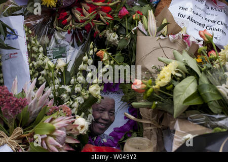 Große Menschenmassen kam heraus zu ehemaligen Nelson Mandela's Home in der Johannesburger Vorort von Houghton ihren Respekt zu bekunden und sein Leben, Südafrika feiern, 7. Dezember 2013. Mandela, der ehemalige südafrikanische Präsident und ein Symbol der Anti-Apartheid-Bewegung, starb am 5. Dezember im Alter von 95 Jahren nach Komplikationen von einem wiederkehrenden Lungenentzündung. UPI/Charlie Schuster Stockfoto