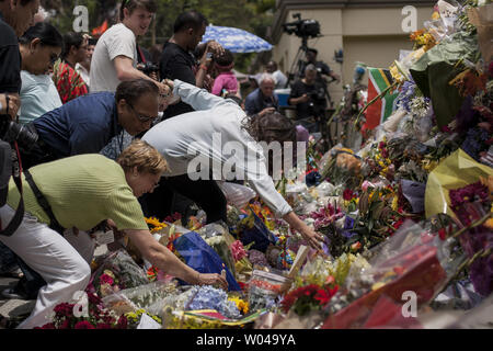 Große Menschenmassen kam heraus zu ehemaligen Nelson Mandela's Home in der Johannesburger Vorort von Houghton ihren Respekt zu bekunden und sein Leben, Südafrika feiern, 7. Dezember 2013. Mandela, der ehemalige südafrikanische Präsident und ein Symbol der Anti-Apartheid-Bewegung, starb am 5. Dezember im Alter von 95 Jahren nach Komplikationen von einem wiederkehrenden Lungenentzündung. UPI/Charlie Schuster Stockfoto