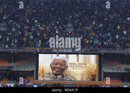 Ein Bild von Nelson Mandela ist auf einem Bildschirm während einer Trauerfeier der ehemalige südafrikanische Präsident und Anti-apartheid-Führer, am FNB-Stadion in Johannesburg, Südafrika, 10. Dezember 2013 dargestellt. Fast 100 Staats- und rund 100.000 Trauernden nahmen an der Service für Mandela, der letzte Woche im Alter von 95 Jahren gestorben. UPI/Jemal Countess Stockfoto