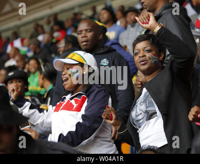 Zwei junge Frau Tanz an der Trauerfeier für den ehemaligen südafrikanischen Präsidenten und Anti-apartheid Führer Nelson Mandela, am FNB-Stadion in Johannesburg, Südafrika, 10. Dezember 2013. Fast 100 Staats- und rund 100.000 Trauernden nahmen an der Service für Mandela, der letzte Woche im Alter von 95 Jahren gestorben. UPI/Jemal Countess Stockfoto