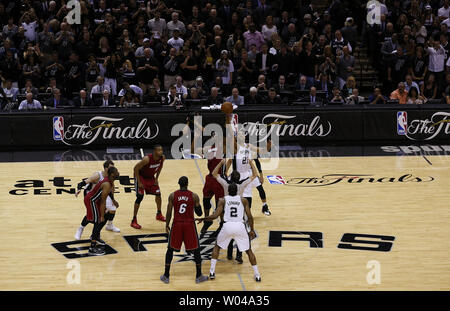 Miami Heat center Chris Bosh (1) und die San Antonio Spurs forward Tim Duncan (21) Tipps aus dem Spiel in Spiel 1 der NBA Endrunden bei AT&T Center in San Antonio, Texas am 5. Juni 2014. UPI/Aaron M. Sprecher Stockfoto