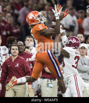 Alabama Crimson Tide Defensive zurück Levi Wallace (39) Bricht ein Pass für Clemson Tiger wide receiver Deon Kain (8) im dritten Quartal die Allstate Sugar Bowl im Mercedes-Benz Superdome am 1. Januar 2018 in New Orleans. Foto von Mark Wallheiser/UPI Stockfoto