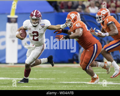 Alabama Crimson Tide quarterback Jalen Tut Weh (2) ist von Clemson Tiger defensive lineman Christian Wilkins (42) und Defensive End Austin Bryant (7) Im dritten Quartal des Allstate Sugar Bowl im Mercedes-Benz Superdome verfolgt am 1. Januar 2018 in New Orleans. Foto von Mark Wallheiser/UPI Stockfoto
